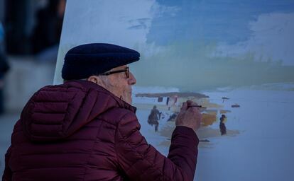 Antonio López comenzando su obra sobre Barcelona, a las puertas del MNAC.