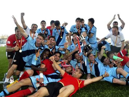 Los jugadores del Juvenil A del Rayo celebra el título de Copa.
