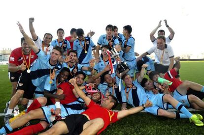 Los jugadores del Juvenil A del Rayo celebra el título de Copa.