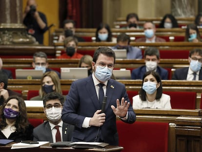 El presidente de la Generalitat, Pere Aragonès, interviene durante la sesión de control en el pleno del Parlament.