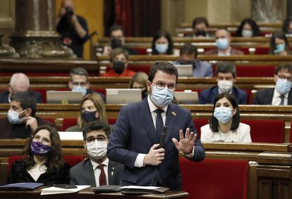 El presidente de la Generalitat, Pere Aragonès, interviene durante la sesión de control en el pleno del Parlament.