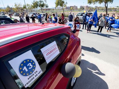 Protesta de trabajadores interinos de la administración pública en Murcia, este domingo.