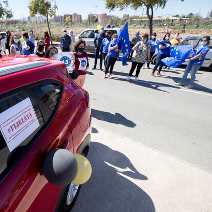 MURCIA, 14/03/2021.- Trabajadores interinos de las administraciones públicas, se han manifestado este domingo en sus vehículos por las principales avenidas de Murcia, convocados por la plataforma de interinos y de trabajadores temporales de la Región de Murcia para reivindicar que los diferentes gobiernos de la administraciones públicas regularicen su situación laboral.- EFE/Marcial Guillén