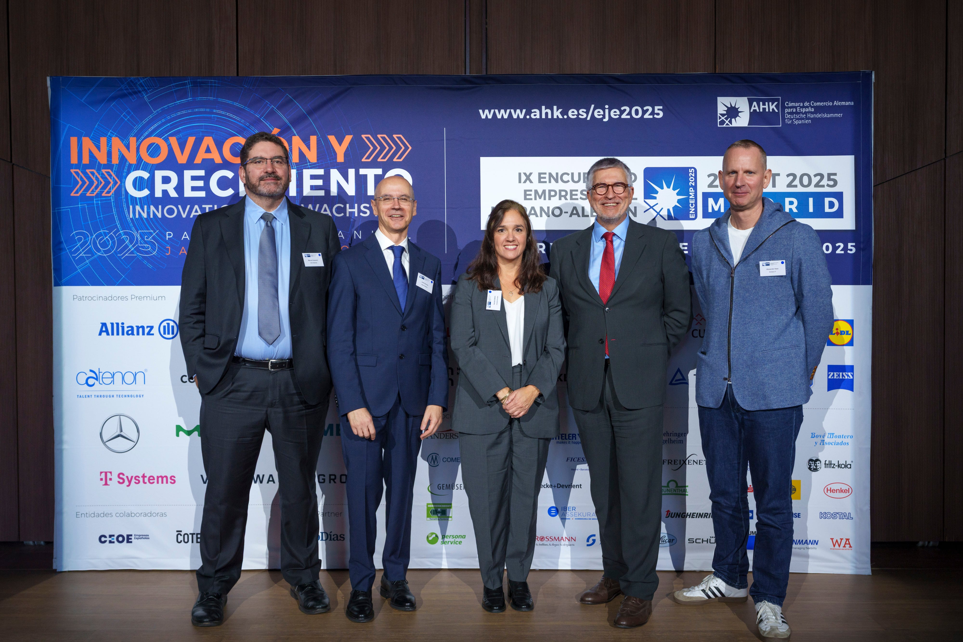 IX Encuentro Empresarial Hispano-Alemán. De izquierda a derecha: Manuel Ausaverri (Indra), Jordi Sánchez (Bayer Hispania), Cecilia Cabello (Comisión Europea), Josep Aracil (CEOE) y Alexander Hess (Schwarz IT Barcelona).