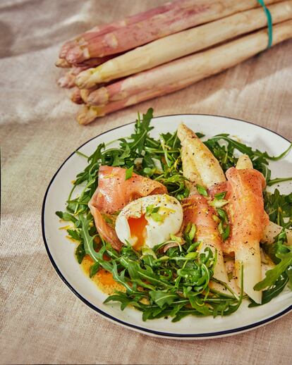 Ensalada de espárragos blancos, rúcula, salmón, huevo mollet y vinagreta cítrica