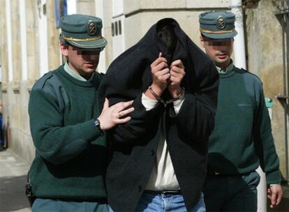 Dos guardias civiles llegan al juzgado de Caldas de Reis con un presunto miembro de una red de pederastia.