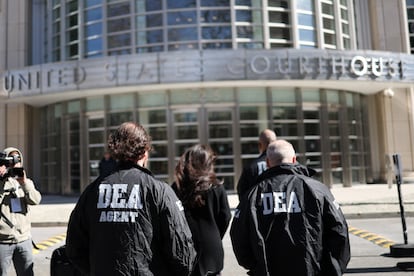 Oficiales de la DEA llegan al Tribunal de Distrito de Estados Unidos del distrito este de la ciudad de Nueva York, el 28 de febrero de 2025.