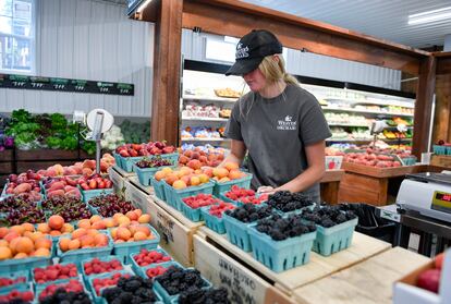 Una empleada organiza las frutas en un mercado de Pensilvania.