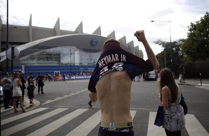 Ambiente en el estadio del PSG antes de la llegada de Neymar para su presentación.