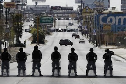 La policía mexicana bloquea el acceso a la zona donde el presidente Felipe Calderón celebró una reunión el martes en Ciudad Juárez.