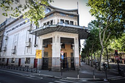 Le Louxor fue construido en París en 1921. En 1988 cerró sus puertas y en 2013, después de que el ayuntamiento de la ciudad lo comprara y restaurara, reabrió.