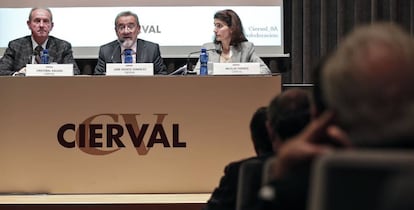 El presidente de la patronal valenciana, Cierval, José Vicente González, en el centro durante la asamblea.