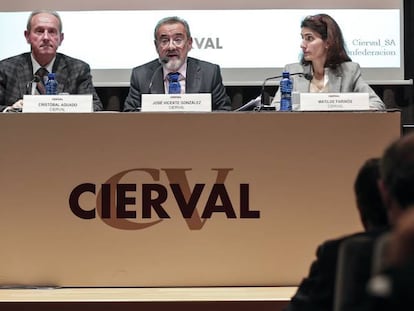 El presidente de la patronal valenciana, Cierval, José Vicente González, en el centro durante la asamblea.