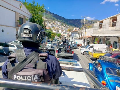 Policías estatales realizan un recorrido por la ciudad de Taxco, en el Estado de Guerrero, este miércoles.