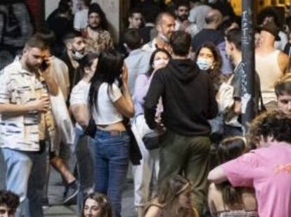 Jóvenes en el barrio de Malasaña, en Madrid
