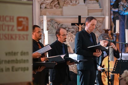 Los tenores Christopher Fischer y Olivier Berten, y el bajo Lionel Meunier, director de Vox Luminis, durante el concierto ofrecido por el grupo el sábado por la tarde en la iglesia del palacio de Weißenfels.