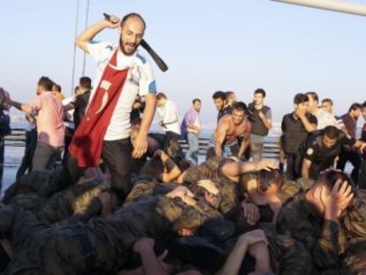 Fuerzas leales a Erdogan arrestan a más de 2.800 militares por su presunta relación con el alzamiento. El presidente pide a los ciudadanos que se levanten por la democracia
