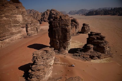 Nasser Al-Attiyah, durante la octava etapa del Dakar camino de Neom.