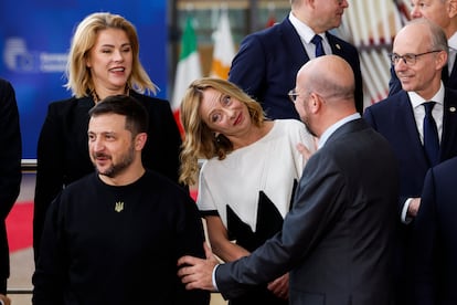  El presidente del Consejo Europeo, Charles Michel (segundo por la derecha), habla con la primera ministra italiana, Giorgia Meloni, (centro) junto al presidente de Ucrania, Volodmir Zelenski, este jueves en Bruselas. 