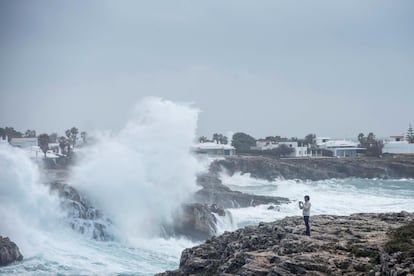 Grandes olas rompen este viernes contra las rocas en Binidalí (Mahón), a causa del paso de la borrasca 'Hortense'.