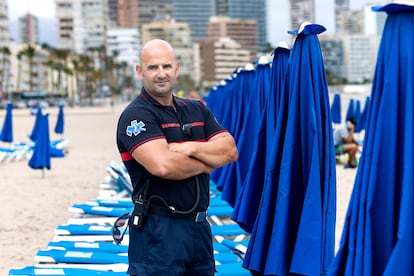 Antonio Zamora en la playa de Poniente en Benidorm. 