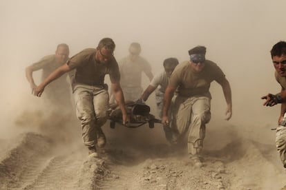 Soldados estadounidenses a un herido en helicóptero en Kandahar (Afganistán), el 2 de octubre de 2010.