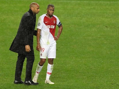 Henry da instrucciones a Sidibé en un partido dirigiendo al Mónaco.