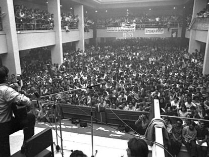 Concert de Raimon a la Complutense de Madrid el 1968.