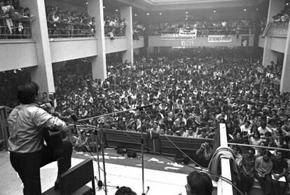 Concert de Raimon a la Complutense de Madrid el 1968.
