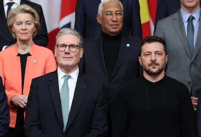 En primer término, Keir Starmer, presidente del Reino Unido, y Volodímir Zelenski, presidente de Ucrania. Detrás, Ursula von der Leyen, presidenta de la Comisión Europea, y António Costa, presidente del Consejo Europeo.