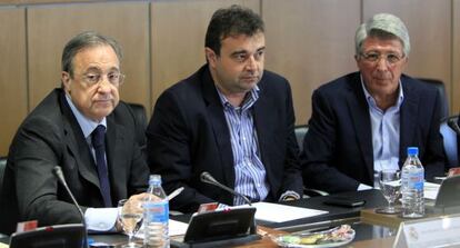 Florentino Pérez y José Ángel Sánchez, director general del Madrid, con Enrique Cerezo.