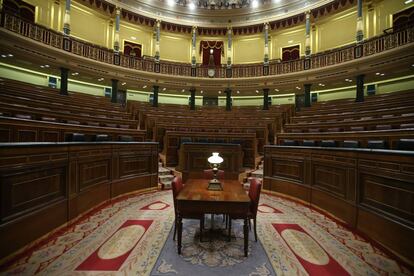 Vista del hemiciclo totalmente vac&iacute;o tras el &uacute;ltimo pleno del Congreso de los Diputados de la XI Legislatura.