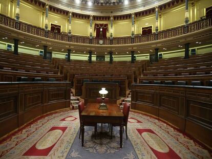 Vista del hemiciclo totalmente vacío tras el último pleno del Congreso de los Diputados de la XI Legislatura.