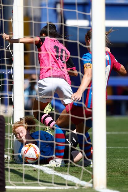 La guardameta del Sporting de Huelva Emily Rebecca Dolan encaja el 1-0.