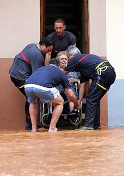 Bomberos de Castellón rescatan de su casa a una mujer discapacitada.