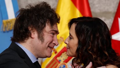 Javier Milei e Isabel Díaz Ayuso, durante el acto oficial en la sede de la Comunidad de Madrid, el viernes.