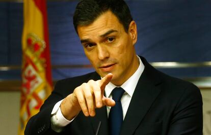 Pedro Sánchez, durante la rueda de prensa en el Congreso tras su primera entrevista de la ronda de consultas de Felipe VI