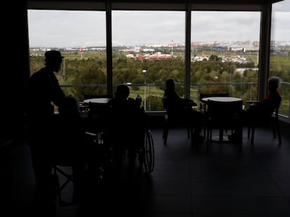 Un grupo de mayores permanece en el interior de residencia, en una imagen de archivo