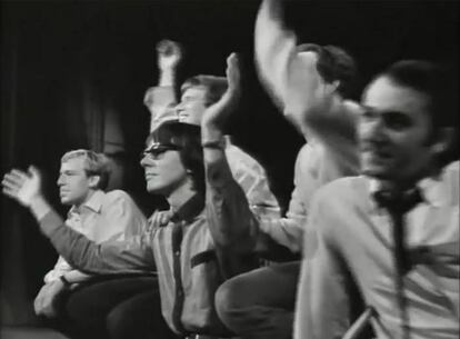 Peter Handke, al centre amb ulleres, envoltat dels actors en acabar una representaci&oacute; d&rsquo;Insults al p&uacute;blic el 1966.