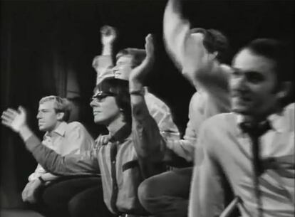 Peter Handke, al centre amb ulleres, envoltat dels actors en acabar una representació d’Insults al públic el 1966.