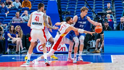 Rudy roba el balón a Markkanen en el España-Finlandia de cuartos del Eurobasket.