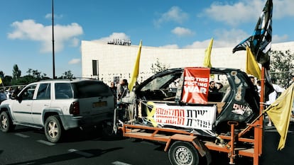 Los manifestantes, encaramados a la Biblioteca Nacional, este miércoles en Jerusalén.
