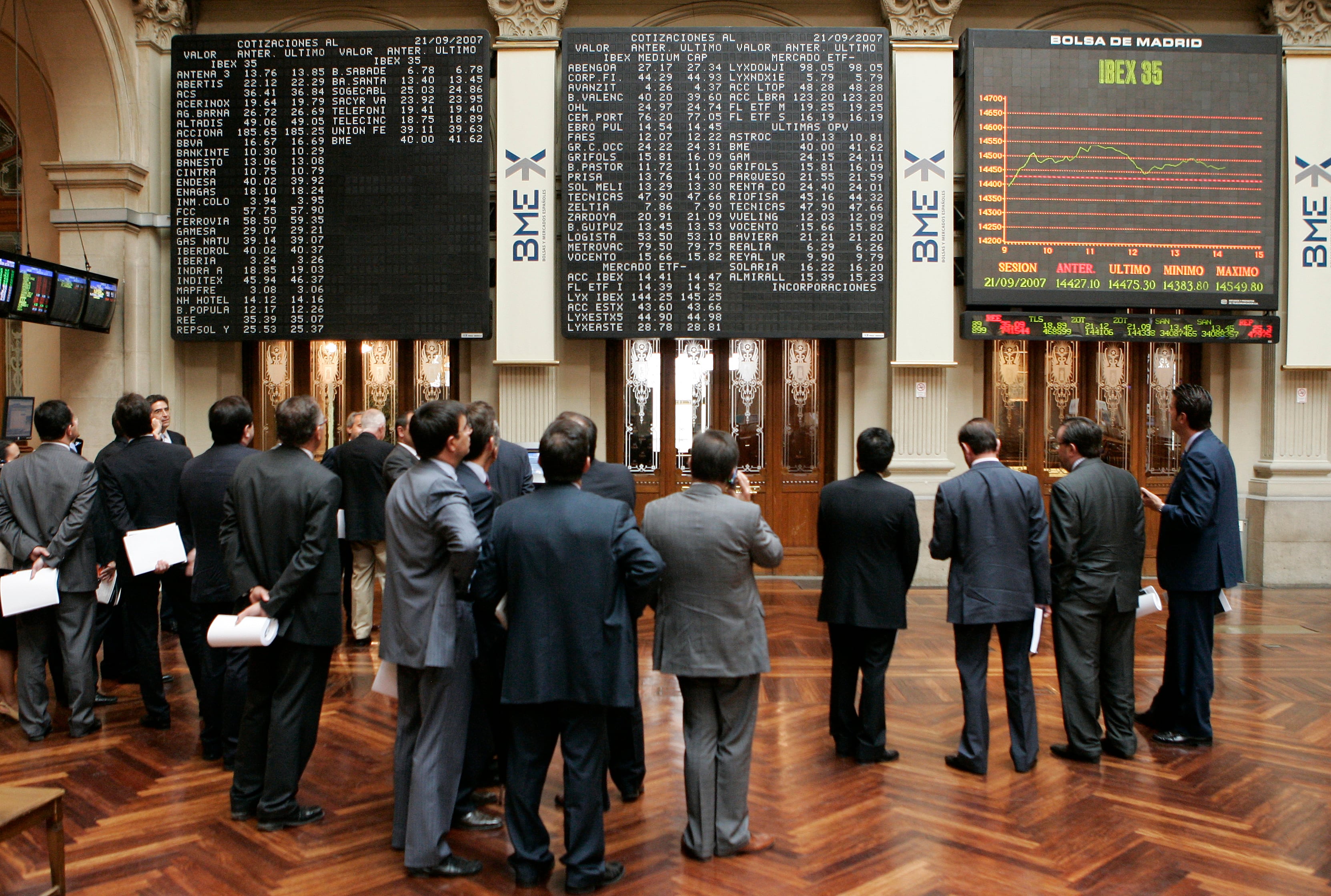 Ambiente en el patio de operaciones de la Bolsa de Madrid en septiembre de 2007.
