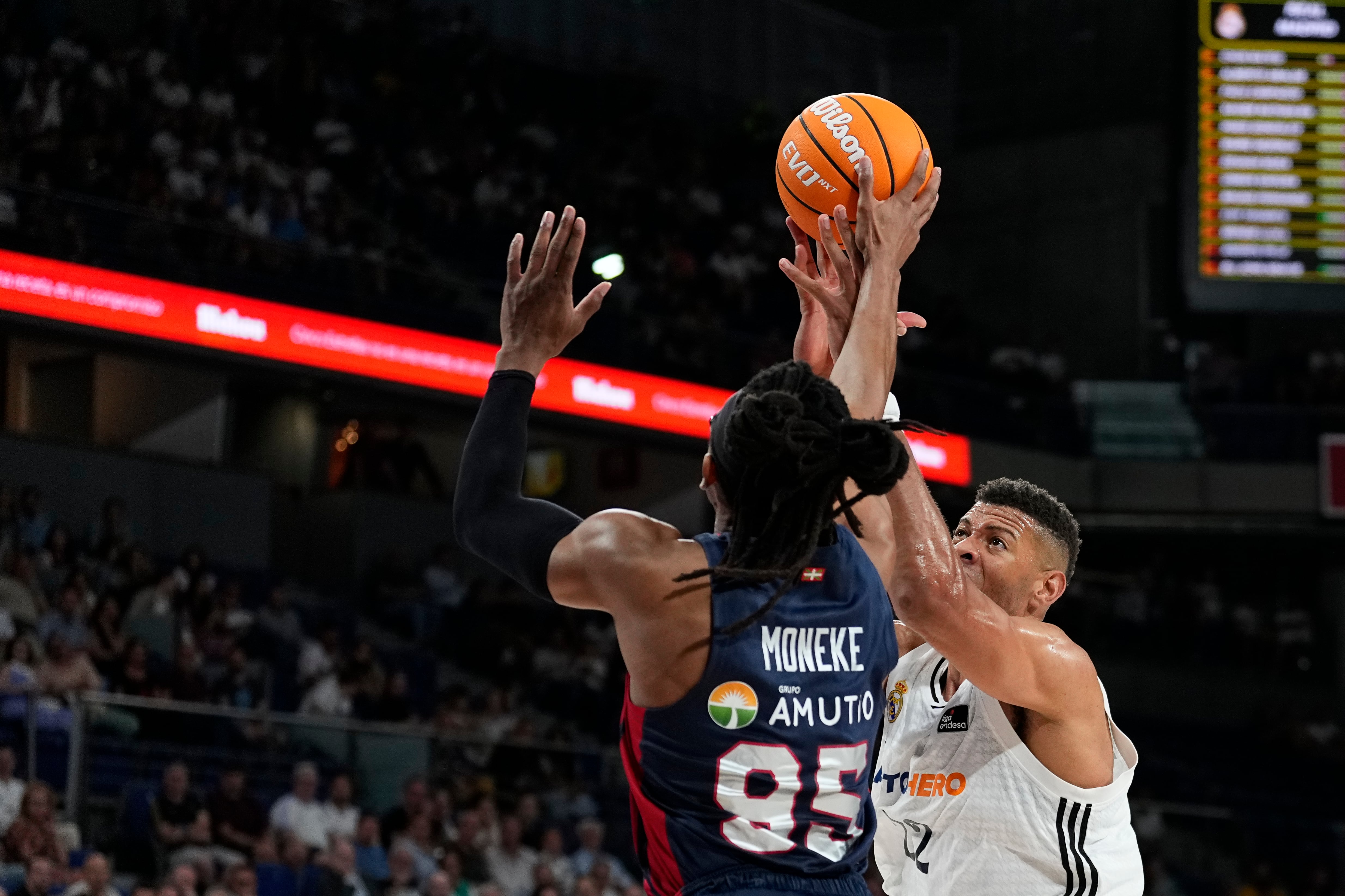 "Con la brillante actuación de Tavares, el Real Madrid se impone al Baskonia en un emocionante duelo"