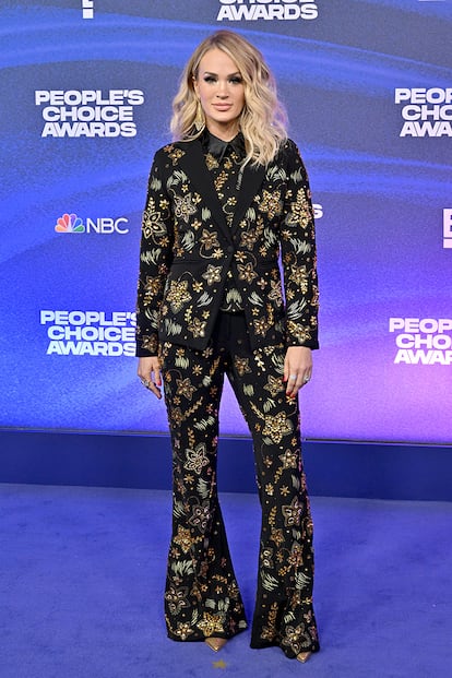 La cantante de "Church Bells" y recipiente de Mejor Artista Country 2022, Carrie Underwood, apostó por un traje negro con ornamentación metálica de Any Old Iron.