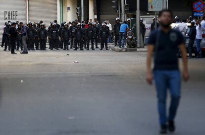 Un manifestante se aleja de un cordón policial en el centro de El Cairo