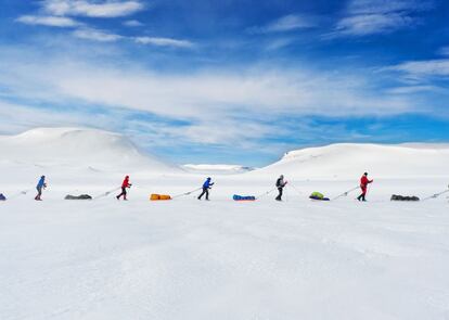 Participantes en una travesía polar que sigue, en el plató del monte Hardangervidda (Noruega), la ruta con la que Roald Amundsen preparó su exitosa expedición al Polo Sur de 1911. La imagen se llevó el premio de los lectores del concurso de fotos Nathional Geographic 2012, en la categoría 'Personas'.