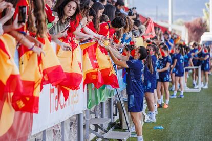 Las jugadoras de la selección femenina de fútbol firman autógrafos tras el entrenamiento abierto al público celebrado este miércoles en la Ciudad del Fútbol de Las Rozas, en Madrid.