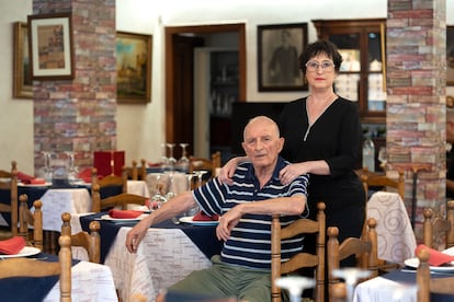 Zoilo Rueda y su hija Nuria, en el restaurante.