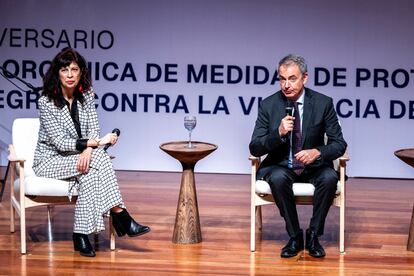 El expresidente del Gobierno, Jos Luis Rodrguez Zapatero (d) junto a la ministra de Igualdad, Ana Redondo (i) durante el acto conmemorativo del 20? aniversario de la Ley contra la Violencia de Gnero, este lunes en Madrid.